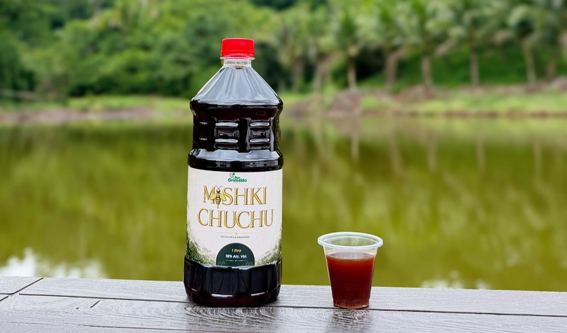Botella de Mishki Chuchu 1 litro con vasito de bienvenida junto a la laguna de Termales Don Grimaldo